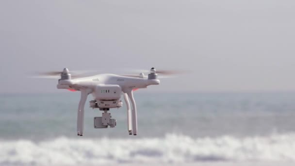 Drone volant au-dessus de la mer ondulée — Video