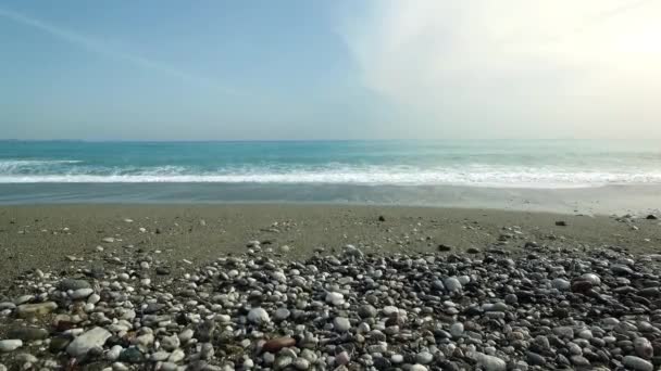 Antenn drönare footage av fridfulla havet vågor når stranden, Drone flyger över vågiga havet. — Stockvideo