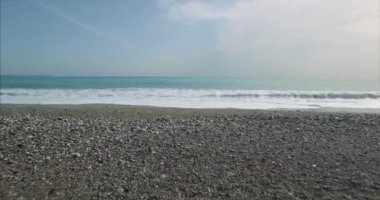Dalgalar kıyıya, dalgalı Denizi üzerinden uçan uçak ulaşan sakin deniz hava dron görüntüleri.