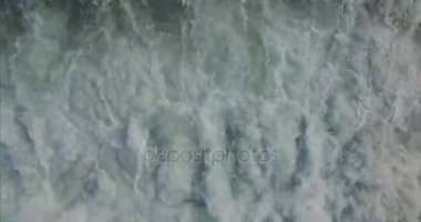 Dalgalar kıyıya, dalgalı Denizi üzerinden uçan uçak ulaşan sakin deniz hava dron görüntüleri.