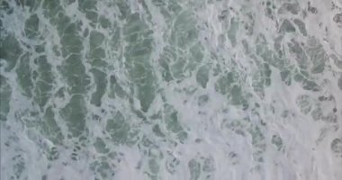 Dalgalar kıyıya, dalgalı Denizi üzerinden uçan uçak ulaşan sakin deniz hava dron görüntüleri.