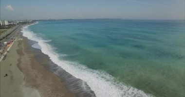 Dalgalar kıyıya, dalgalı Denizi üzerinden uçan uçak ulaşan sakin deniz hava dron görüntüleri.