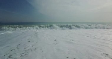 Dalgalar kıyıya, dalgalı Denizi üzerinden uçan uçak ulaşan sakin deniz hava dron görüntüleri.