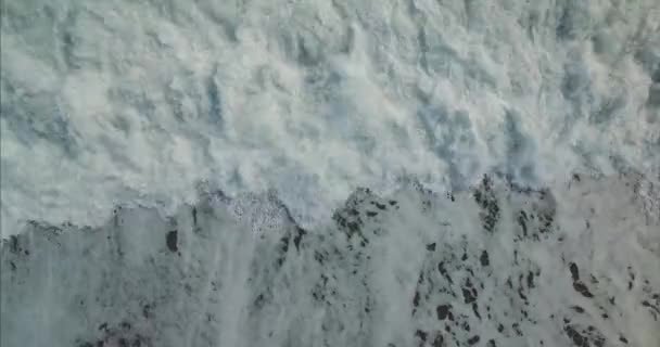 Images aériennes de drones de vagues de mer sereines atteignant le rivage, Drone volant au-dessus de la mer ondulée . — Video