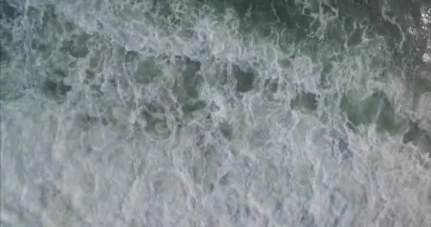 Images aériennes de drones de vagues de mer sereines atteignant le rivage, Drone volant au-dessus de la mer ondulée . — Video