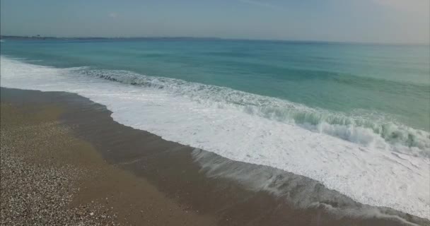 Aereo drone filmato di onde del mare serene che raggiungono la riva, drone che vola sul mare ondulato . — Video Stock