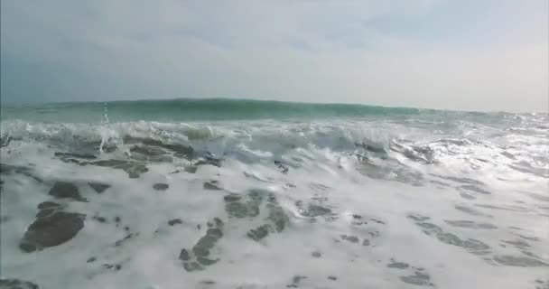 Letecká dron záběry z poklidné mořské vlny dosáhl pobřeží, Drone flying zvlněné moře. — Stock video