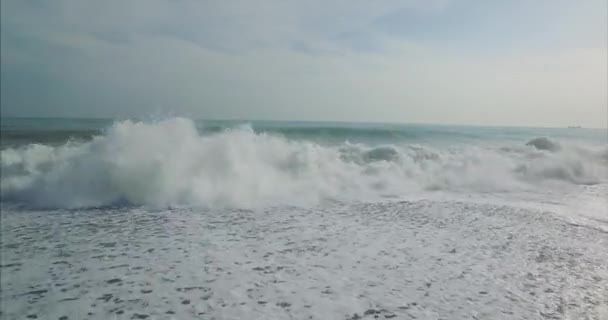 Aereo drone filmato di onde del mare serene che raggiungono la riva, drone che vola sul mare ondulato . — Video Stock