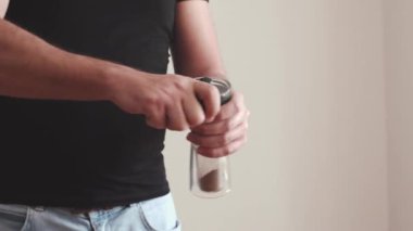 Kahve öğütme. El eziyet
