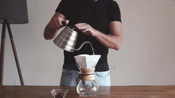 Przygotowuje wyśmienite kawy z alternatywnej metody — Wideo stockowe