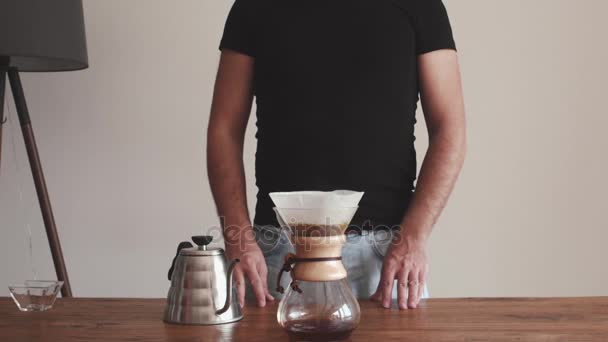 Przygotowuje wyśmienite kawy z alternatywnej metody — Wideo stockowe