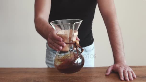 Előkészítése kávékülönlegességeket, egy alternatív módszer — Stock videók