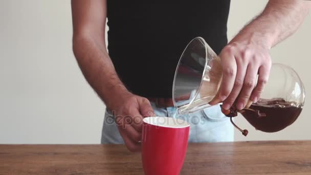 Kaffeespezialitäten mit einer alternativen Methode zubereiten — Stockvideo