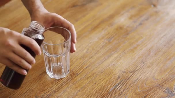 Verter jugo de cereza en un vaso — Vídeo de stock