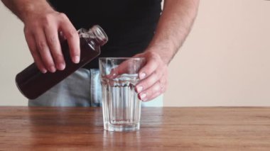 vişne suyu cam içine dökme