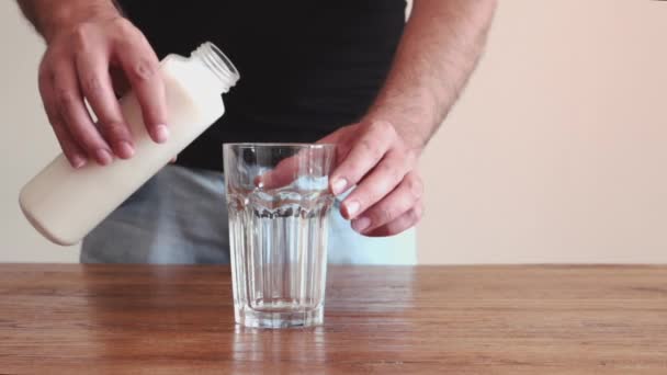 Verter leche en un vaso — Vídeos de Stock