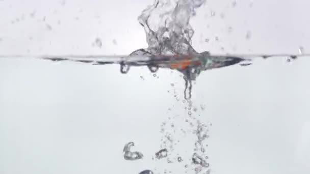 Oranje Vallen Water Zweven Slow Motion — Stockvideo