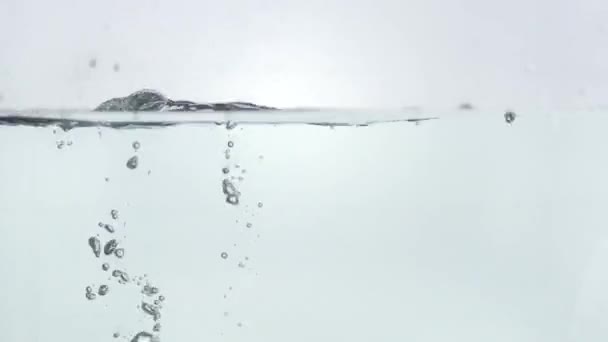 Pomme Tombant Dans Eau Flottant Ralenti — Video