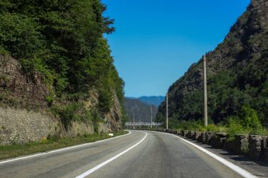 Kayaların üzerinden yol yol