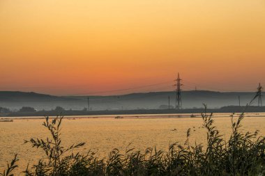 Nehir güneş doğarken