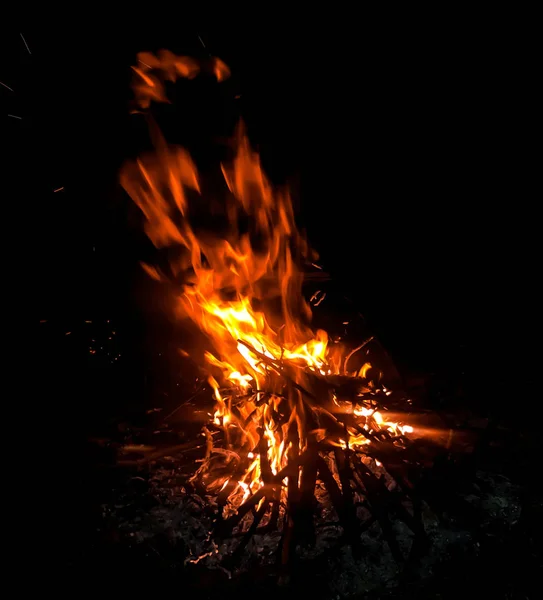 暗闇の中でファイアーキャンプ — ストック写真