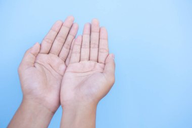 mavi arkaplanda elleri birleştirin