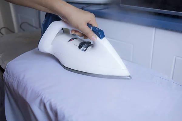 Mujer Mano Planchar Ropa Limpia Casa Cerca Para Lavar Día — Foto de Stock