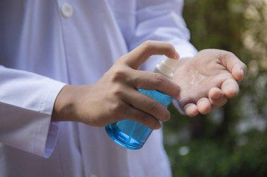 Ellere enjekte edilen alkol Sağlık ve Sağlık Konsepti