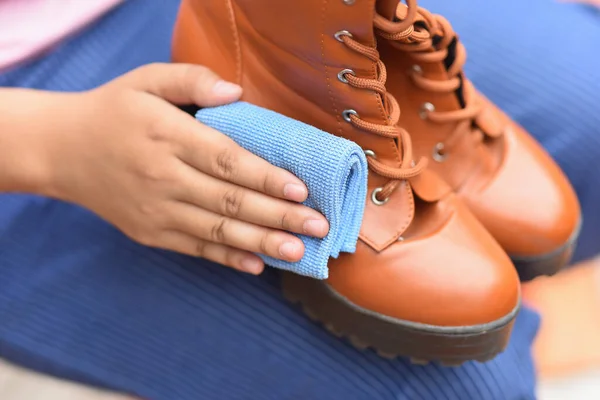 Cleaning leather shoes with a polishing cloth