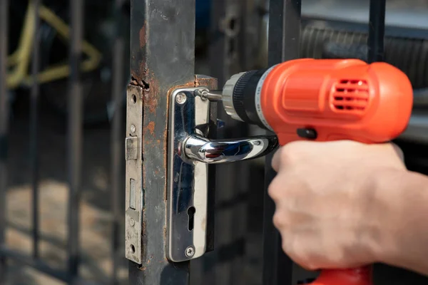 Handen Borrar Hålet Reparera Skadade Dörrar — Stockfoto