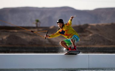 Wakeboarding sporcu kaydırıcıyı kablo Park, su sporları