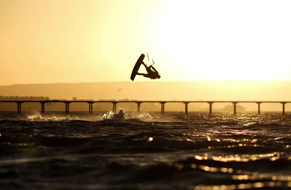 Kiteboarding Sportowca Sylwetka Zachód Słońca Morzu Ekstremalne Sporty Wodne — Zdjęcie stockowe