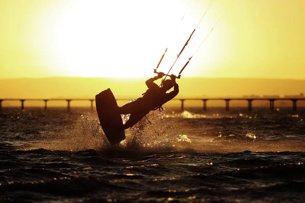 Kiteboarder Sportivo Sotto Sole Del Tramonto Kiteboarding Freestyle Cavaliere Sulla — Foto Stock