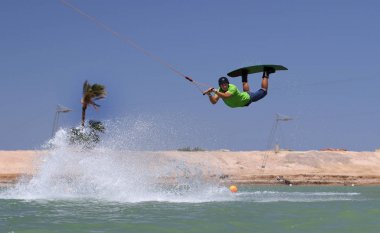 Wakeboarding sporcu kablo parkı, su sporları, aktif yaşam tarzı yüksek atlama