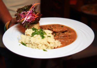 Patates püre et ve bir restoranda yemek fotoğraf salata ile