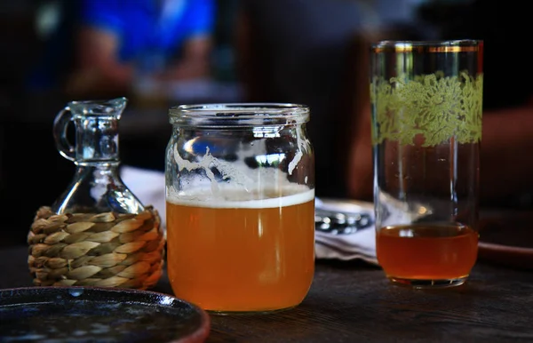 Ποτήρι Μπίρα Στο Τραπέζι Χαλαρώνει Χρόνο — Φωτογραφία Αρχείου
