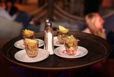 Tekila ile limon ve tuz, dört porsiyon bir bar tepsi