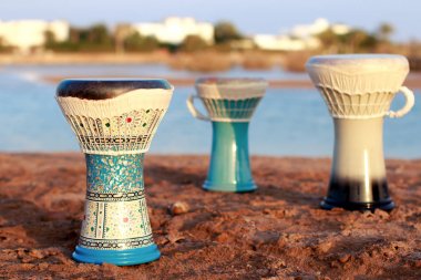 Tabla veya darbuka, Mısır müzik enstrümanı, kumlu plaj arka plan
