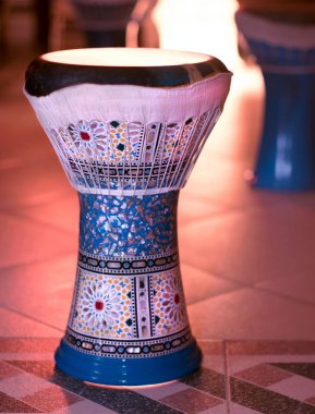 Tabla veya darbuka, Mısır müzik enstrümanı, kumlu plaj arka plan