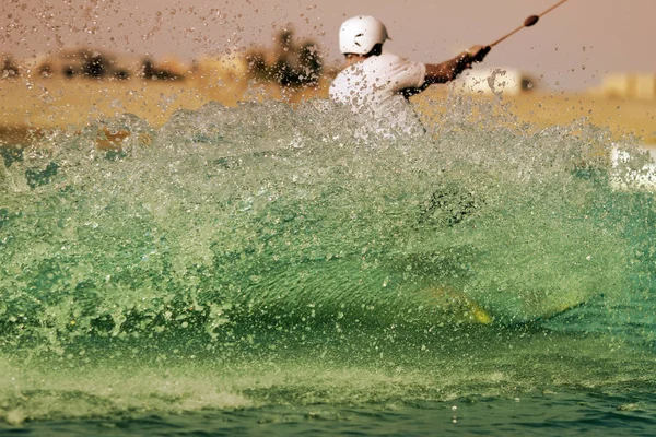 Wakeboarder Deportista Parque Cables Hace Que Agua Salpique Imagen de archivo