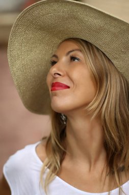 Güzel sarışın kadın şapkası kırmızı dudaklı beyaz bir T-shirt arıyorsunuz