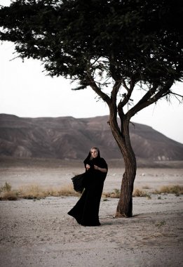 Kadın yüzünü derin gözleri ve rüzgar portre, siyah ve beyaz fotoğraf oturumu siyah eşarp, derin duygu ve duygu düşünceli ruh hali ile modeli gözüyle ile Arap tarzında uzun saç
