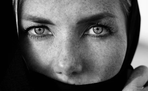 Cara de mujer con ojos profundos retrato, sesión de fotos en blanco y negro en estilo árabe, monocromo, ojos profundos y fuertes Imagen de archivo