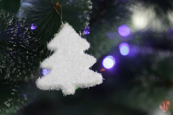 Juguete Blanco Pequeño Gran Árbol Navidad Con Rayo Borroso — Foto de Stock