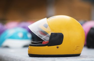 Sarı ve siyah kask gözleri plastik maskesi motosiklet spor aşırı aktivitesi, eğlence, hobi için nesneleri Ayrıntılar Spor donatımı vintage moda tarzı kavramı ilk baş koruma için Emanet