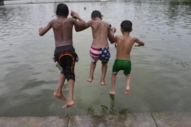  Sıcak bir günde dakka, Bangladeş'te Sohrawardi Uddan göle yüzmeye çocukların bir grup. 