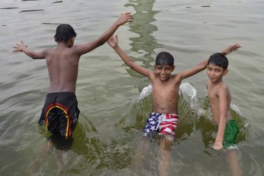  Sıcak bir günde dakka, Bangladeş'te Sohrawardi Uddan göle yüzmeye çocukların bir grup. 