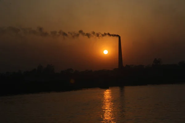 Fábricas Ladrillos Orillas Del Río Buriganga Humo Negro Liberado Por —  Fotos de Stock