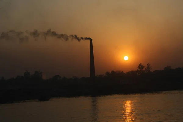 ブリガンガ川の岸に沿ってレンガ工場 これらの工場の煙突によって放出される黒い煙は 環境だけでなく生態系に深刻な脅威を与えます バングラデシュのダッカ — ストック写真