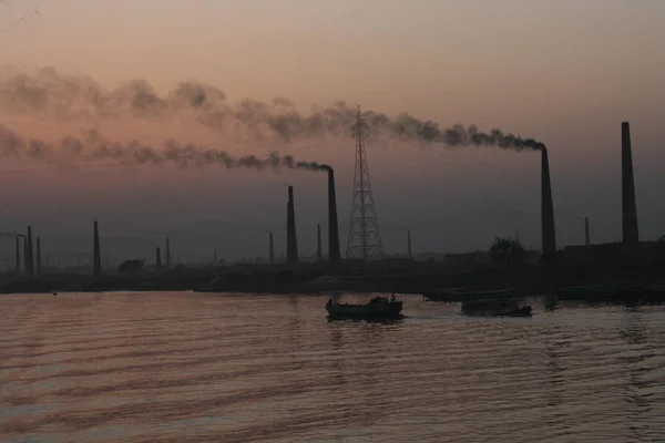 Ziegelfabriken Ufer Des Flusses Buriganga Schwarzer Rauch Der Von Den — Stockfoto